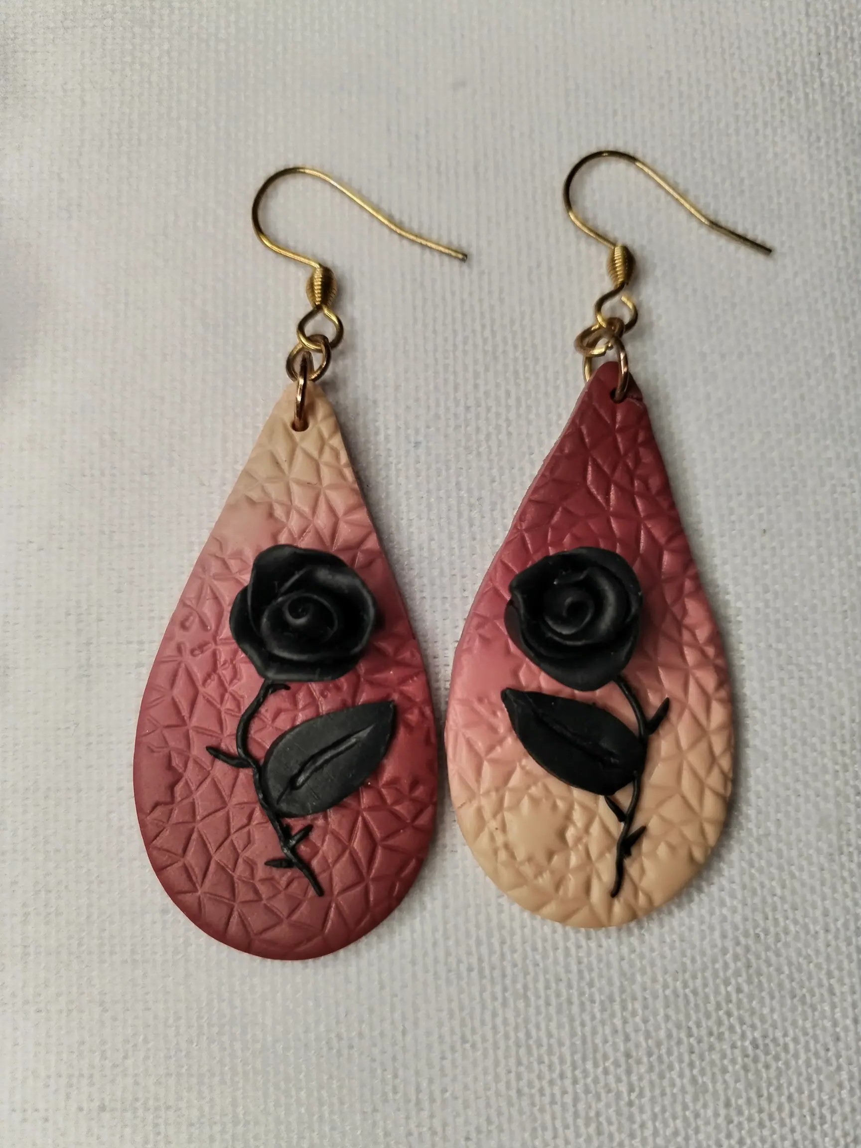 Velvet Rose – Handgemachte Hängeohrringe in Weinrot mit schwarzer Rosenverzierung - Image 6