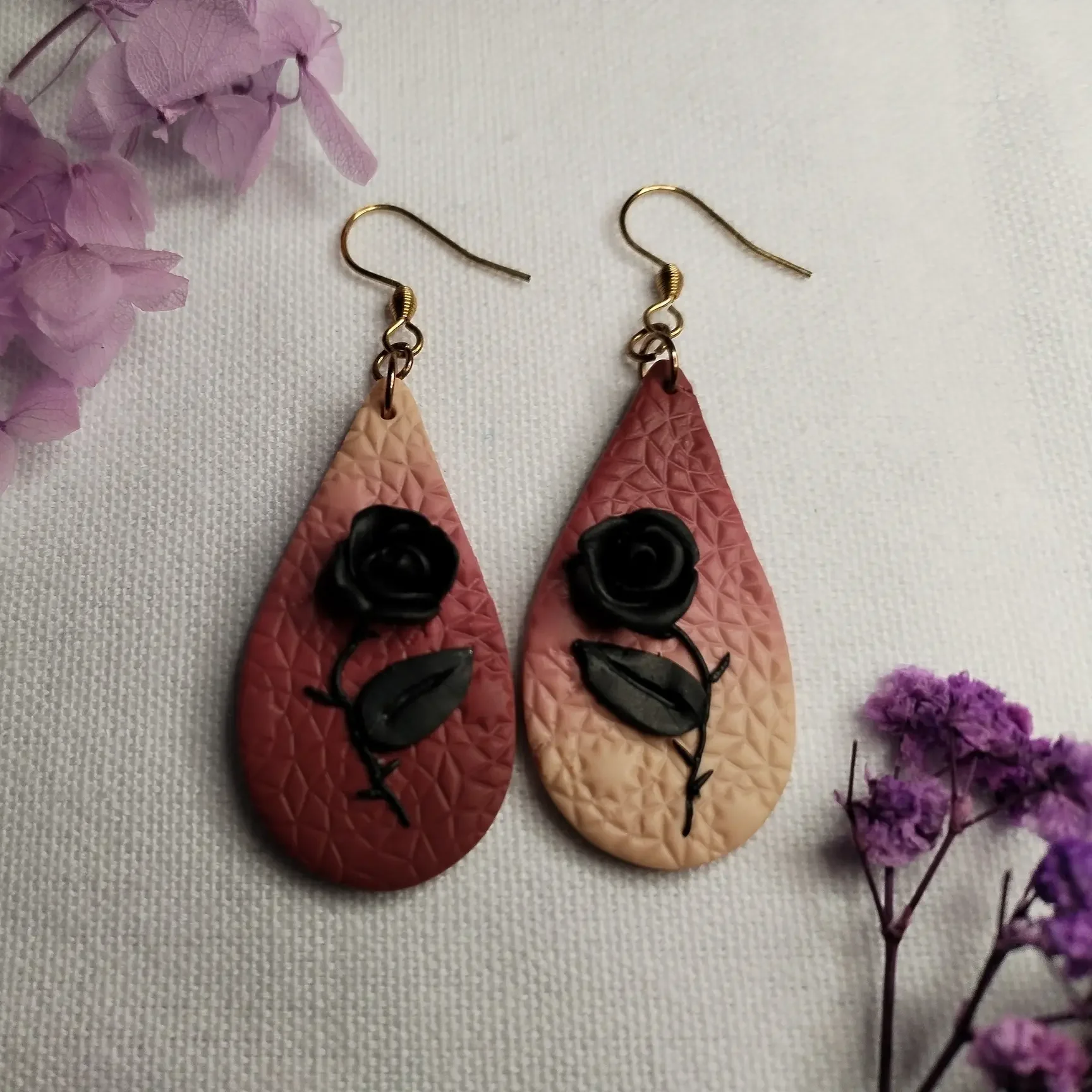 Velvet Rose – Handgemachte Hängeohrringe in Weinrot mit schwarzer Rosenverzierung