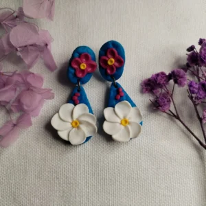 Ocean Plumeria – Handgemachte blaue Ohrringe mit weißen Frangipani-Blüten