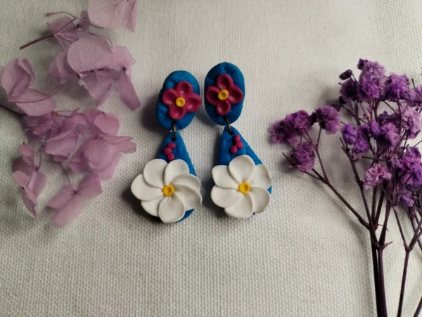 Ocean Plumeria – Handgemachte blaue Ohrringe mit weißen Frangipani-Blüten