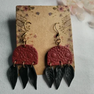 Crimson Shadows – Handgemachte Hängeohrringe in Weinrot mit schwarzen Blättern
