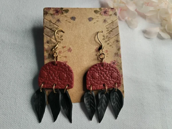 Crimson Shadows – Handgemachte Hängeohrringe in Weinrot mit schwarzen Blättern