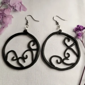 Whispers of the Forest – Handgemachte schwarze Ohrringe aus Polymer Clay