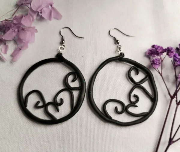 Whispers of the Forest – Handgemachte schwarze Ohrringe aus Polymer Clay